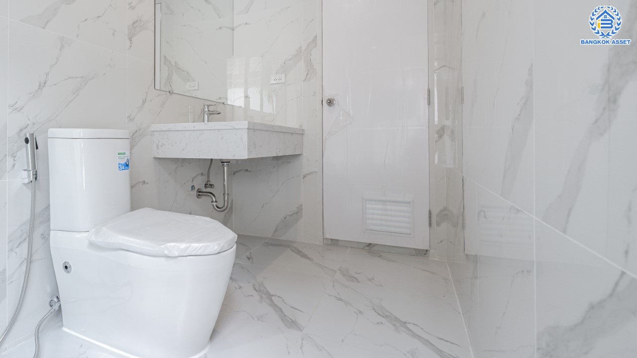 บ้านมือสองตกแต่งใหม่ ม.วรารมย์ เพชรเกษม81 แบรนด์ Q.House รองรับทุกความสุข เนื้อที่ 104 ตร.ว. ฟังก์ชัน 4 ห้องนอน 4 ห้องน้ำ (มีเรือนรับรองด้านข้าง พร้อมห้องน้ำในตัว) จอดรถได้ 2 คัน บนทำเลใกล้ The Mall บางแค และเชื่อมต่อ ถ.พุทธมณฑลสาย4 และ ถ.กาญจนาฯ